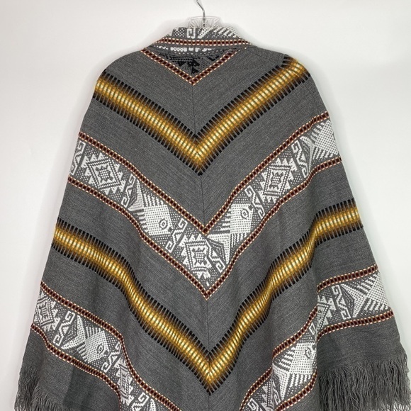 Artessanias Inca Wool Southwestern Ecuadorian Gray Poncho - Picture 4 of 9